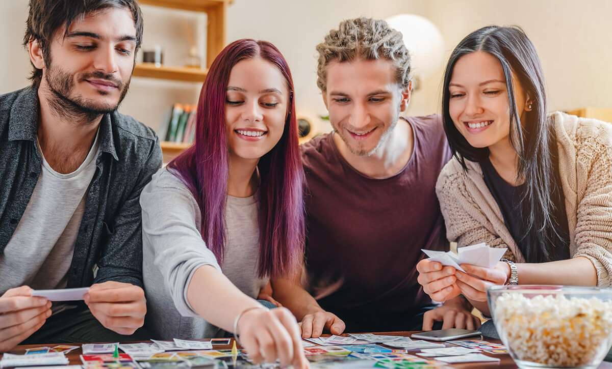 Groep vrienden speelt een bordspel